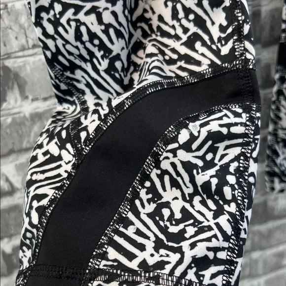 Stylish‎ Lululemon capri Black and White Patterned leggings - Picture 3 of 11